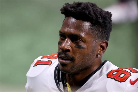 Antonio Brown Breaks Silence On The Disturbing。